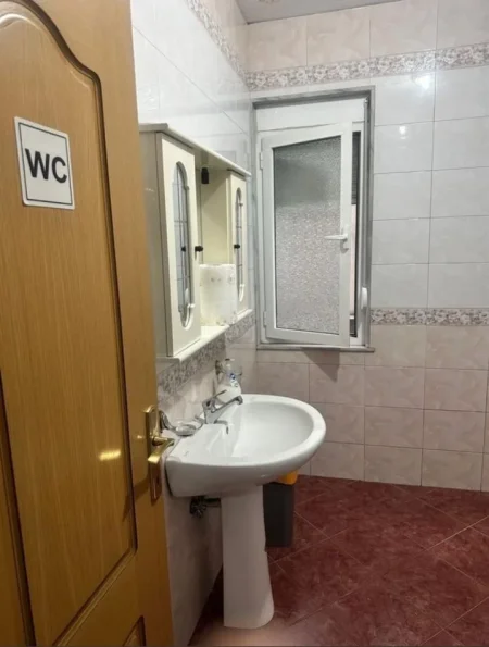 Tirane, jepet me qera zyre 1+1 Kati 4, 65 m² 1.500 € (bllok)
