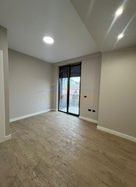Tirane, jepet me qera ambjent biznesi Kati 2, 73 m² 650 € (Pazari i Ri)