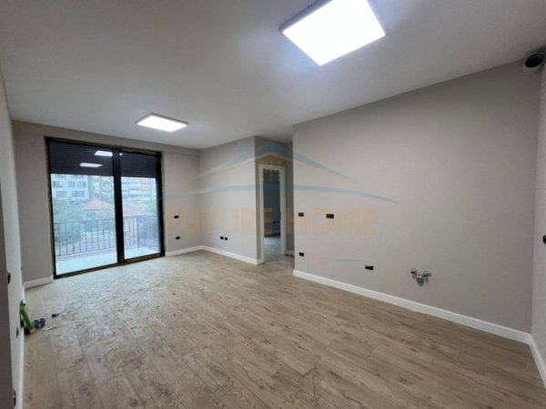 Tirane, jepet me qera ambjent biznesi Kati 2, 73 m² 650 € (Pazari i Ri)