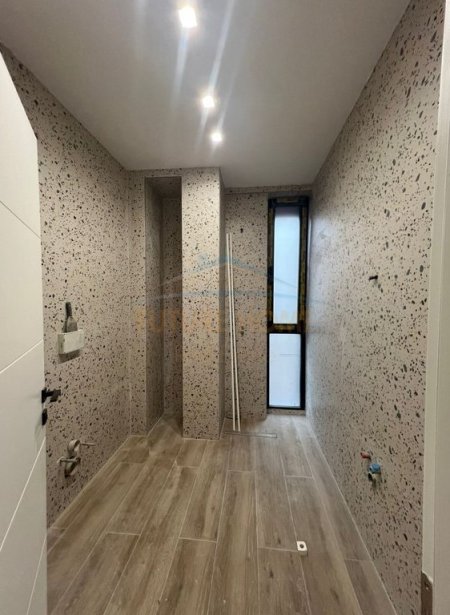 Tirane, jepet me qera ambjent biznesi Kati 2, 73 m² 650 € (Pazari i Ri)