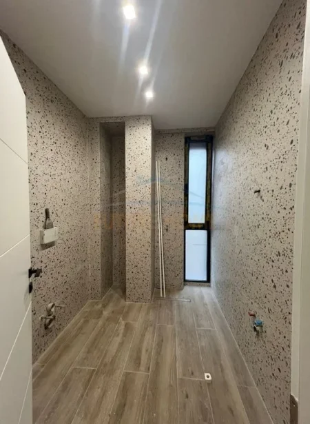 Tirane, jepet me qera ambjent biznesi Kati 2, 73 m² 650 € (Pazari i Ri)