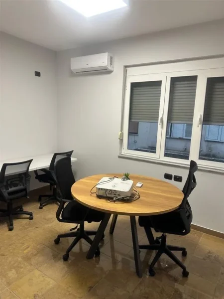 Tirane, jepet me qera zyre Kati 4, 65 m² 1.500 € (Blloku)