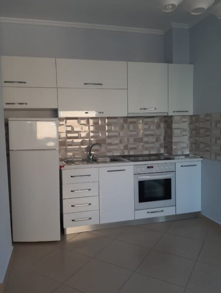 Tirane, jepet me qera ambjent biznesi Kati 2, 95 m² 800 € (qender , sheshi skenderbej)