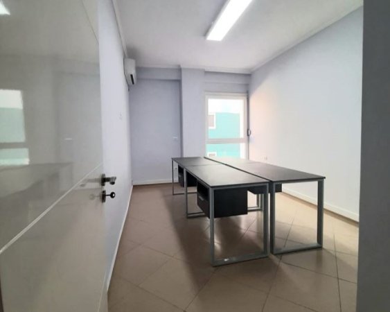 Tirane, jepet me qera apartament 2+1+Aneks+Ballkon Kati 2, 95 m² 800 € (pazari i ri , rruga e barrikadave , toptani)