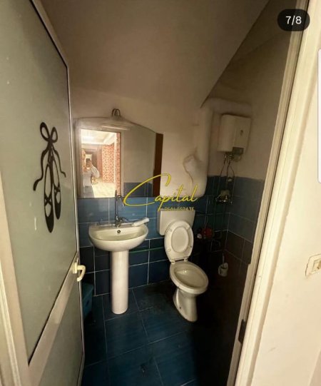 Tirane, jepet me qera ambjent biznesi Kati -1, 150 m² 700 € (21 DHJETORI)