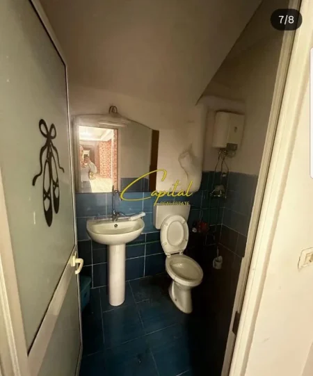 Tirane, jepet me qera ambjent biznesi Kati -1, 150 m² 700 € (21 DHJETORI)