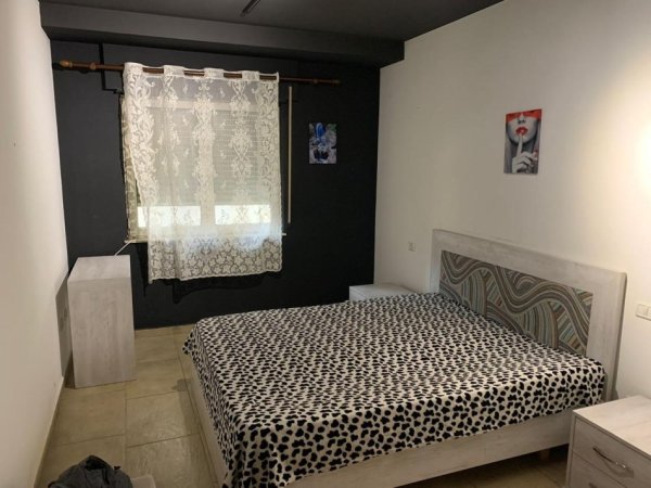 Tirane, jepet me qera apartament 1+1+Ballkon Kati 2, 95 m² 650 € (Rruga Fortuzi)