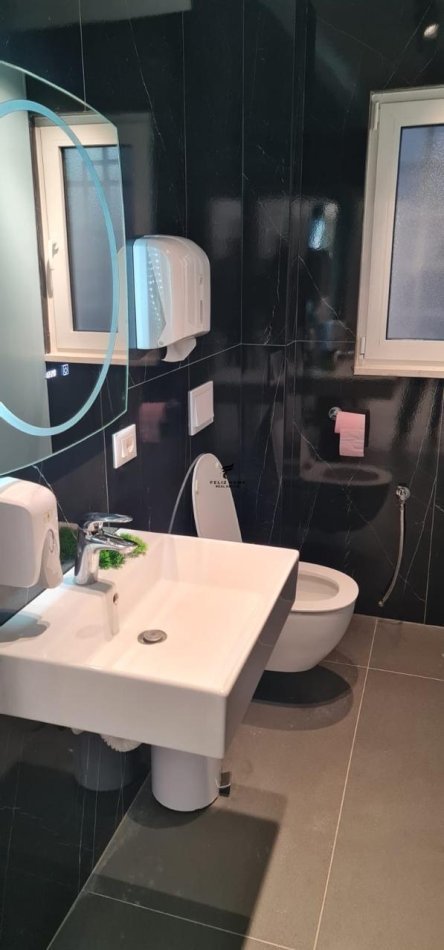Tirane, jepet me qera ambjent biznesi Kati 0, 70 m² 2.500 € (RRUGA FORTUZI)