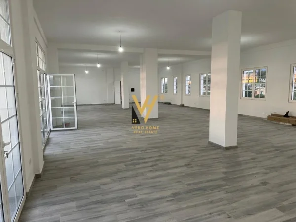 Tirane, jepet me qera ambjent biznesi Kati 0, 250 m² 2.500 € (PASKUQAN)