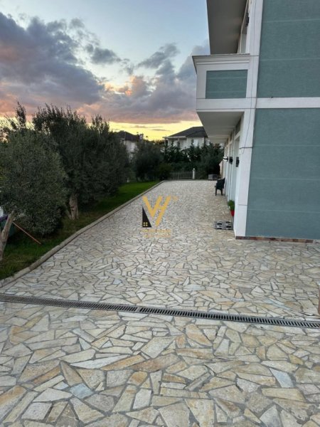 Tirane, jepet me qera ambjent biznesi Kati 0, 250 m² 2.500 € (PASKUQAN)