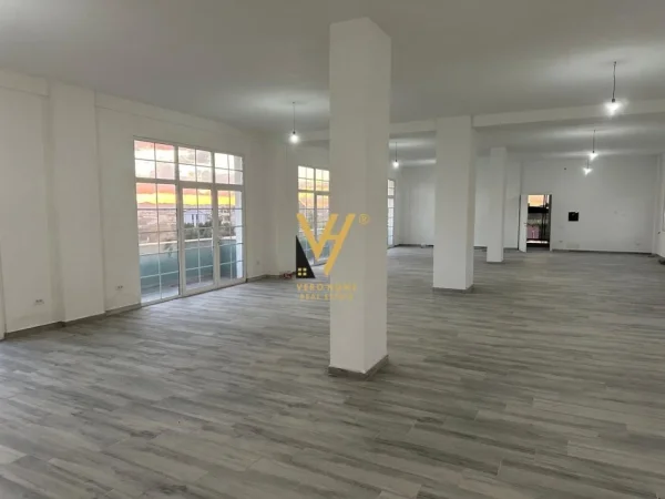 Tirane, jepet me qera ambjent biznesi Kati 0, 250 m² 2.500 € (PASKUQAN)