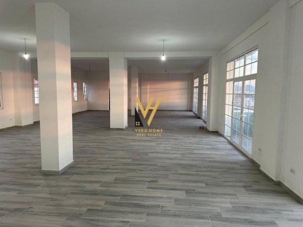 Tirane, jepet me qera ambjent biznesi Kati 0, 250 m² 2.500 € (PASKUQAN)