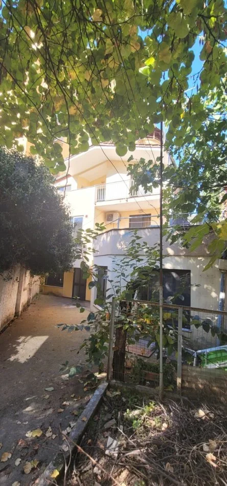 Tirane, jepet me qera Vile 2 Katshe Kati 2, 400 m² 1.300 € (VILA GOLD RRUGA E DIBRES)