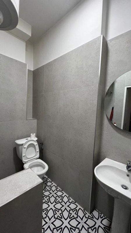 Tirane, jepet me qera apartament 1+1+Ballkon Kati 2, 60 m² 500 € (RRUGA E BARRIKADAVE)