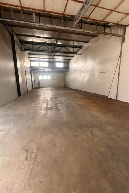Tirane, jepet me qera magazine Kati 0, 300 m² 2.000 € (Përballë QTU)