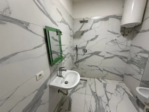 Tirane, jepet me qera apartament 1+1 Kati 7, 65 m² 500 € (RRUGA E DIBRES)