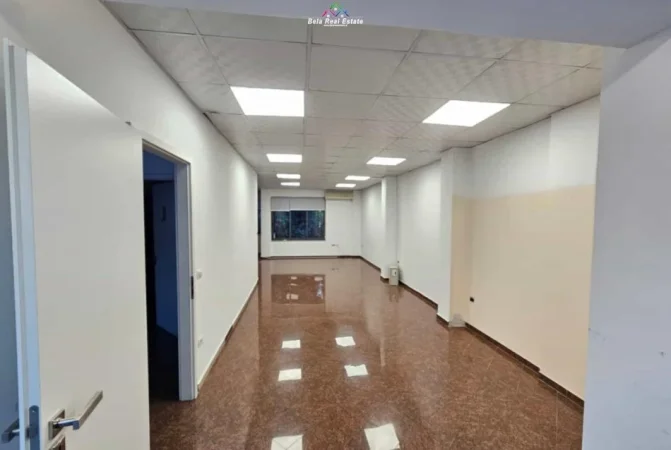 Tirane, jap me qera ambjent biznesi , 290 m² 4.200 € (Rruga Myslym Shyri)