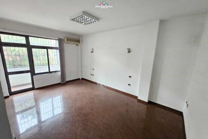 Tirane, jap me qera ambjent biznesi , 290 m² 4.200 € (Rruga Myslym Shyri)