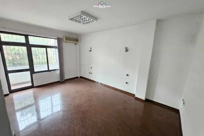 Tirane, jap me qera ambjent biznesi , 290 m² 4.200 € (Rruga Myslym Shyri)