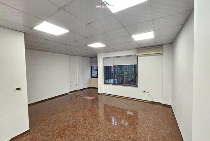 Tirane, jap me qera ambjent biznesi , 290 m² 4.200 € (Rruga Myslym Shyri)