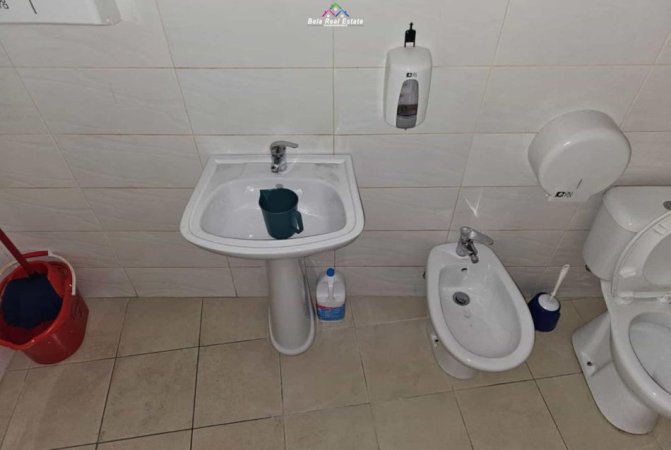 Tirane, jap me qera ambjent biznesi , 290 m² 4.200 € (Rruga Myslym Shyri)