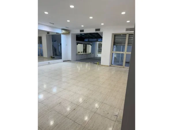 Tirane, jepet me qera dyqan Kati -1, 60 m² 750 € 