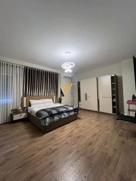Tirane, jepet me qera apartament 2+1+Ballkon Kati 1, 110 m² 900 € (KOMUNA E PARISIT)