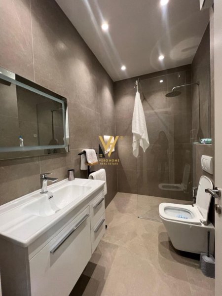 Tirane, jepet me qera apartament 2+1+Ballkon Kati 1, 110 m² 900 € (KOMUNA E PARISIT)