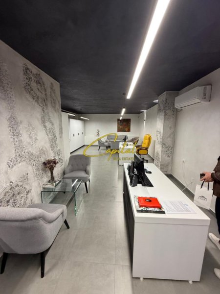 Tirane, jepet me qera zyre Kati 0, 59 m² 1.000 € (ISH EKSPOZITA)