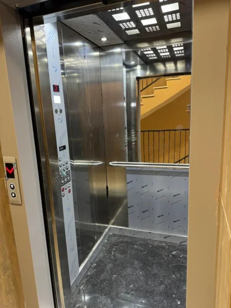 Tirane, jepet me qera zyre Kati 2, 50 m² 500 € (STACIONI I TRENIT)