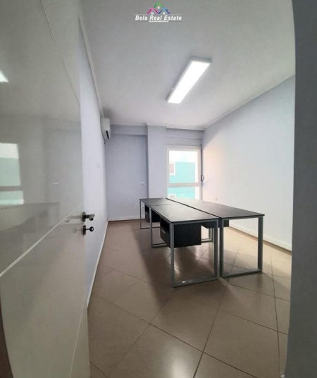Tirane, jepet me qera zyre Kati 1, 95 m² 800 € (Qender)