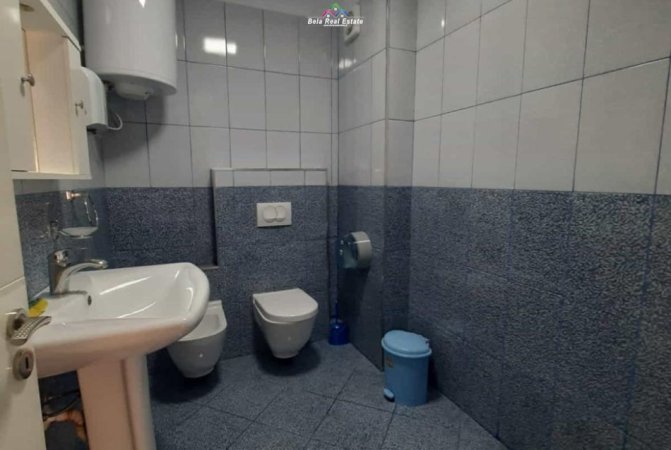 Tirane, jepet me qera zyre Kati 1, 95 m² 800 € (Qender)