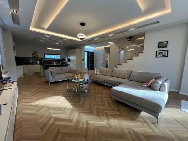 GJIRI I LALEZIT shitet Vile 2 Katshe , 728 m² 1.600.000 € (SAN PIETRO GJIRI I LALEZIT)