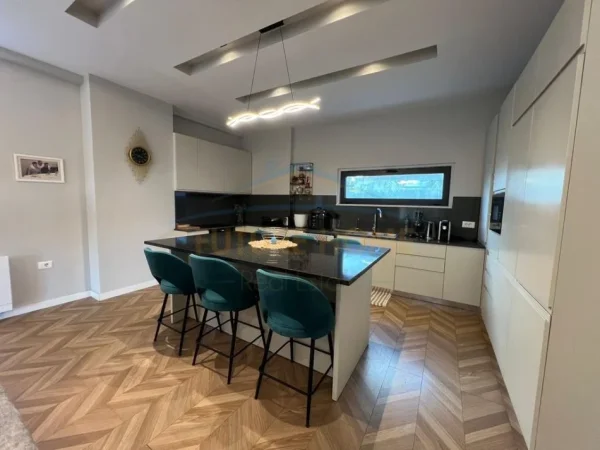 GJIRI I LALEZIT shitet Vile 2 Katshe , 728 m² 1.600.000 € (SAN PIETRO GJIRI I LALEZIT)