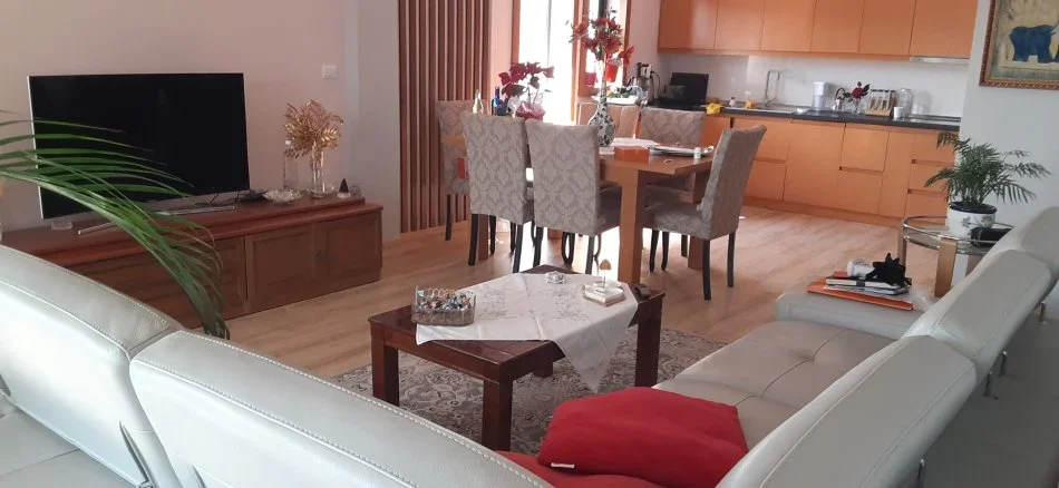 Tirane, jepet me qera apartament 2+1+Ballkon Kati 2, 150 m² 550 € (Rezidenca Chateau Linza)
