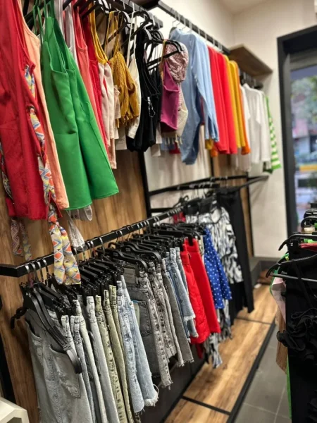 Tirane, shes Shitet Biznes i Konsoliduar me Rroba për Femra &amp; Aksesorë – Tek 21 Dhjetori, Tiranë! (VR111) 16.000 €