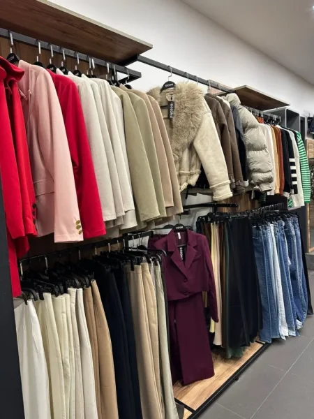 Tirane, shes Shitet Biznes i Konsoliduar me Rroba për Femra &amp; Aksesorë – Tek 21 Dhjetori, Tiranë! (VR111) 16.000 €