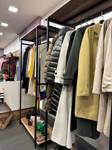 Tirane, shes Shitet Biznes i Konsoliduar me Rroba për Femra &amp; Aksesorë – Tek 21 Dhjetori, Tiranë! (VR111) 16.000 €