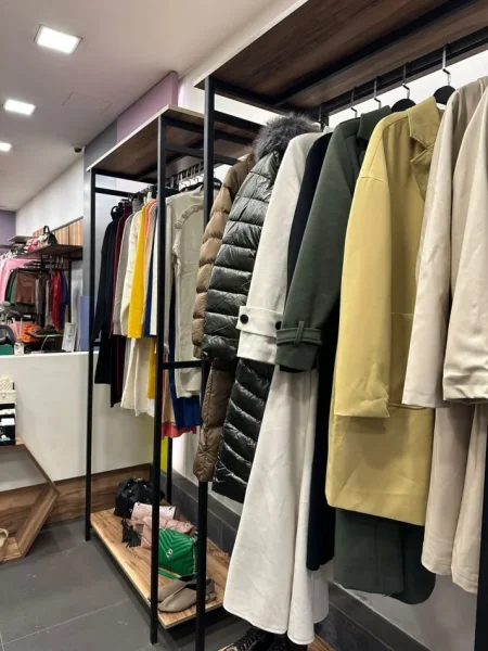 Tirane, shes Shitet Biznes i Konsoliduar me Rroba për Femra &amp; Aksesorë – Tek 21 Dhjetori, Tiranë! (VR111) 16.000 €