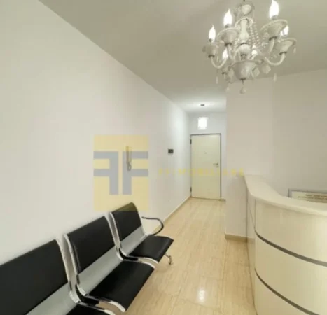 Tirane, jepet me qera apartament 1+1+Ballkon Kati 3, 63 m² 700 € (Komuna e Parisit)
