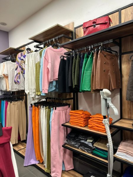 Tirane, shes Shitet Biznes i Konsoliduar me Rroba për Femra &amp; Aksesorë – Tek 21 Dhjetori, Tiranë! (VR111) 16.000 €