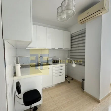 Tirane, jepet me qera apartament 1+1+Ballkon Kati 3, 63 m² 700 € (Komuna e Parisit)