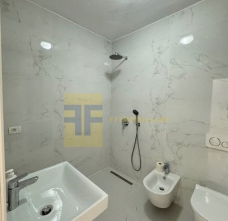 Tirane, jepet me qera apartament 1+1+Ballkon Kati 3, 63 m² 700 € (Komuna e Parisit)