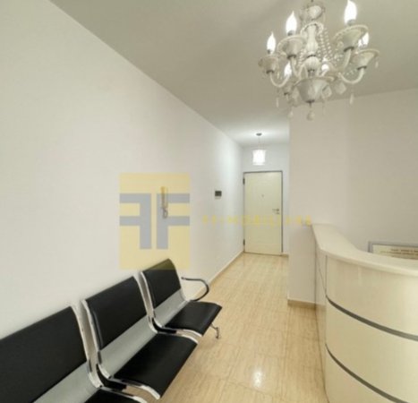 Tirane, jepet me qera ambjent biznesi Kati 3, 63 m² 700 € (Komuna e Parisit)