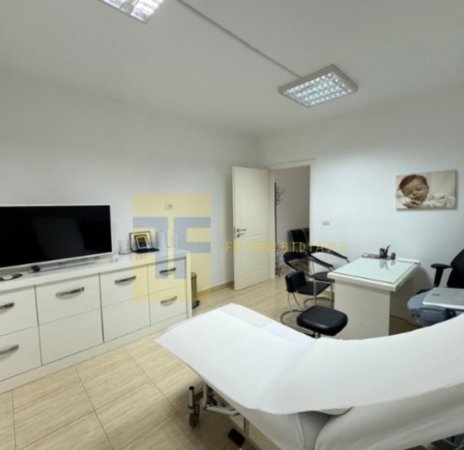 Tirane, jepet me qera ambjent biznesi Kati 3, 63 m² 700 € (Komuna e Parisit)