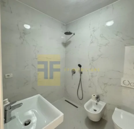 Tirane, jepet me qera ambjent biznesi Kati 3, 63 m² 700 € (Komuna e Parisit)