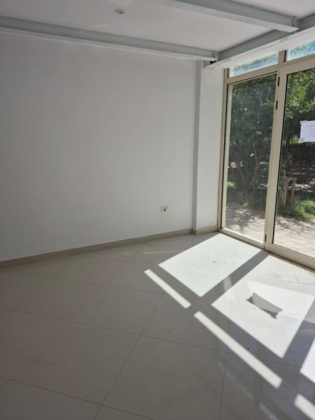 Tirane, jepet me qera ambjent biznesi Kati 0, 50 m² 500 € (Rr Jordan Misja, Prane Bulevardit te Ri)