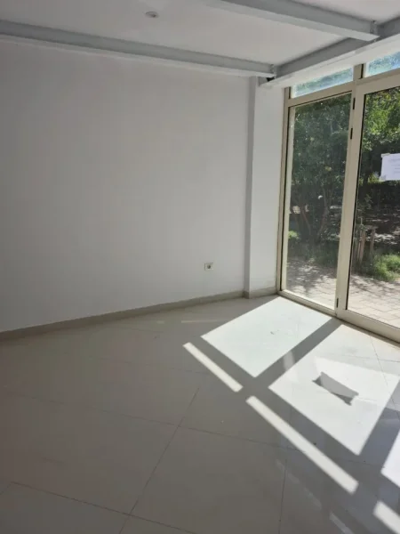 Tirane, jepet me qera ambjent biznesi Kati 0, 50 m² 500 € (Rr Jordan Misja, Prane Bulevardit te Ri)