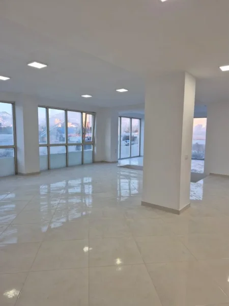 Tirane, jepet me qera ambjent biznesi Kati 0, 260 m² 2.600 € (Rr Jordan Misja, Prane Bulevardit te Ri)