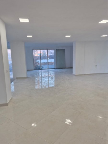 Tirane, jepet me qera ambjent biznesi Kati 0, 260 m² 2.600 € (Rr Jordan Misja, Prane Bulevardit te Ri)